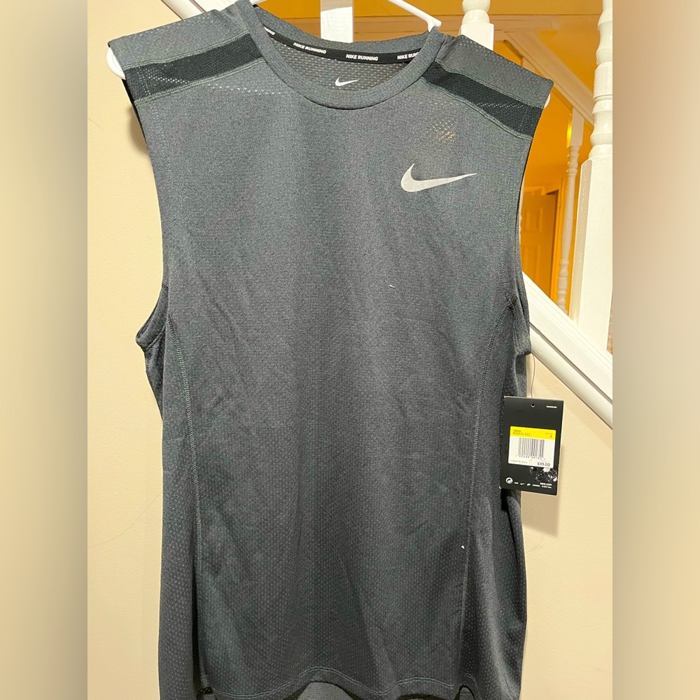 Nike men’s gray with black details sleeveless shirt NWT